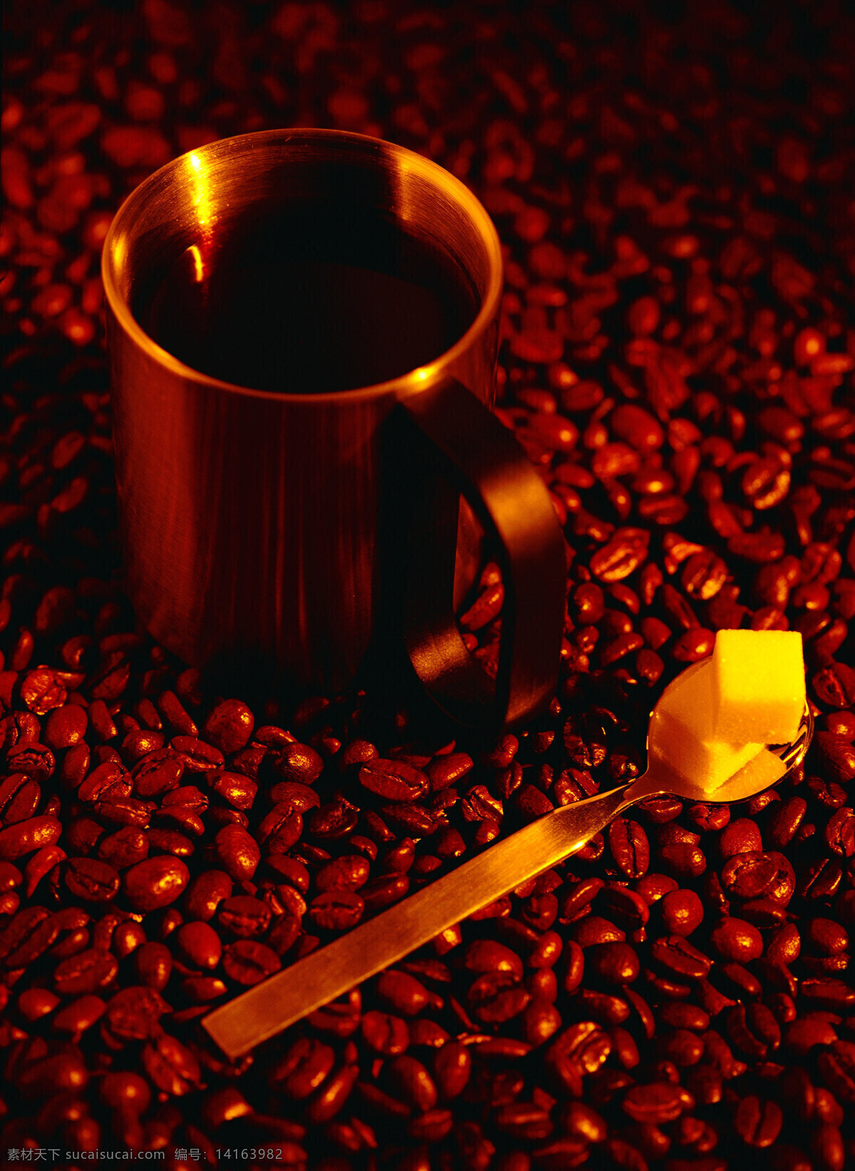 咖啡 咖啡豆 特写 咖啡杯 香浓 杯子 盅 勺子 温馨 休闲 品味 享受生活 高档 摄影图 高清图片 咖啡图片 餐饮美食