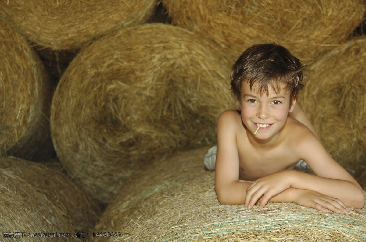 趴在 稻草 上 小 男孩 开心 玩耍 人物 人物摄影 人物素材 儿童 国外儿童 儿童图片 人物图片