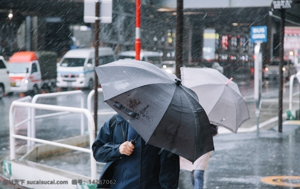 下雨天 撑伞 雨天 街头 生活素材 生活百科